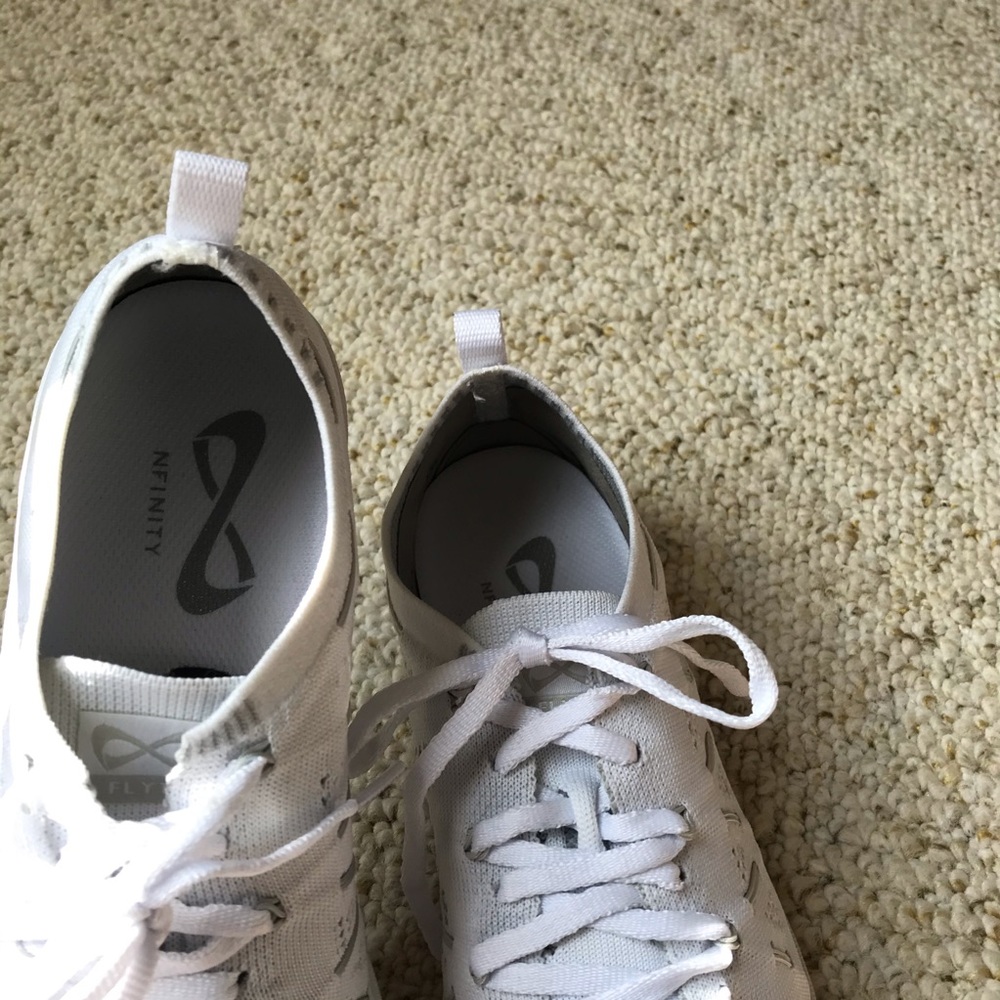nfinity flyte shoes size 8. CHEER